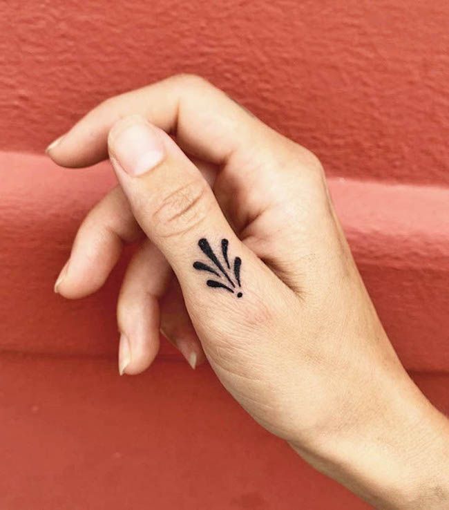 Un tatuaggio ornamentale nero di @emmanuelledenazareth- Tatuaggi creativi sul pollice