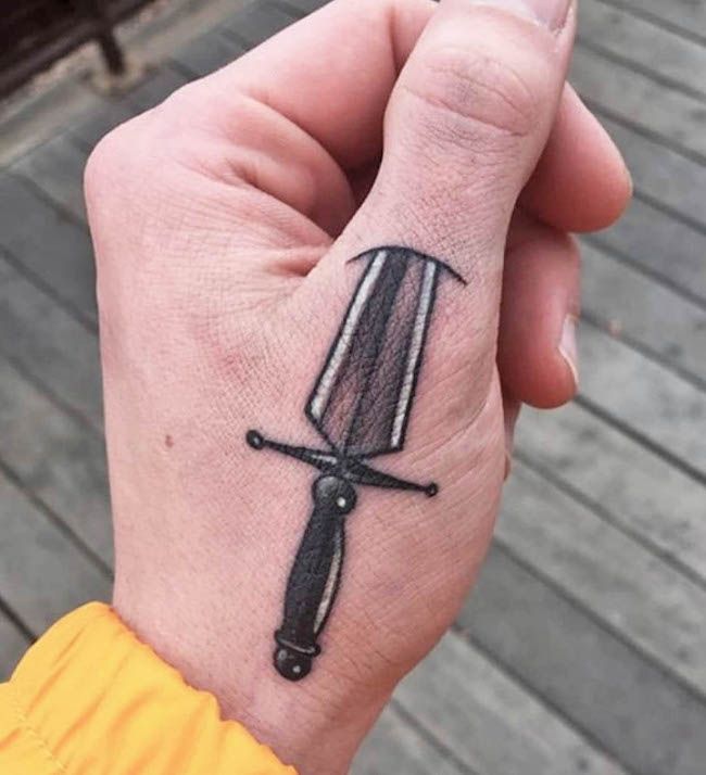 Un pugnale unico tatuato da @ghettoninjatattoo- Tatuaggi creativi sul pollice