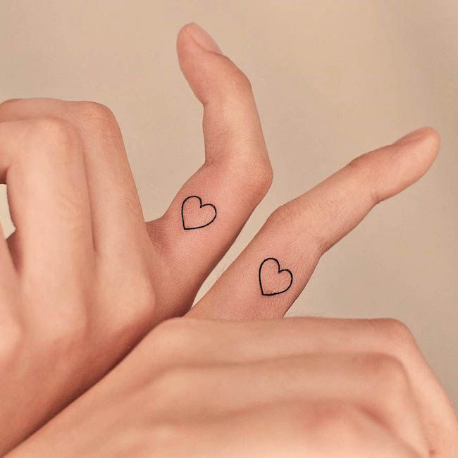 Tatuaggi con cuore all'interno delle dita di @tattooer_jina - Tatuaggi di coppia con le dita abbinate
