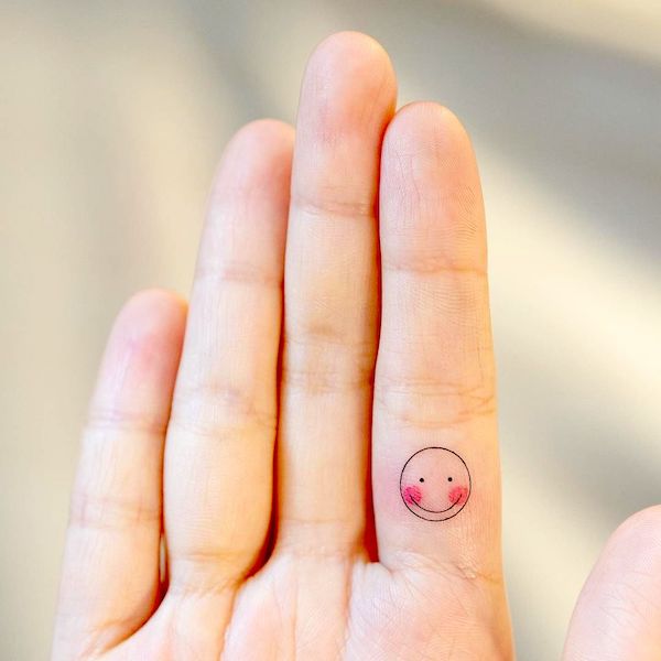 Piccola faccina sorridente sull'indice di @tattooist_arar