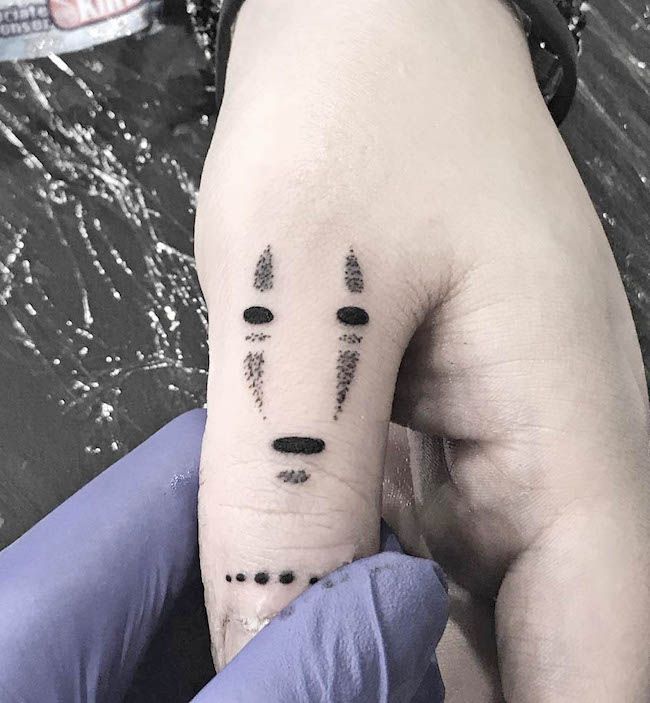Tatuaggio del pollice con anime No-Face di @charlottebergmantattoo- Tatuaggi creativi del pollice