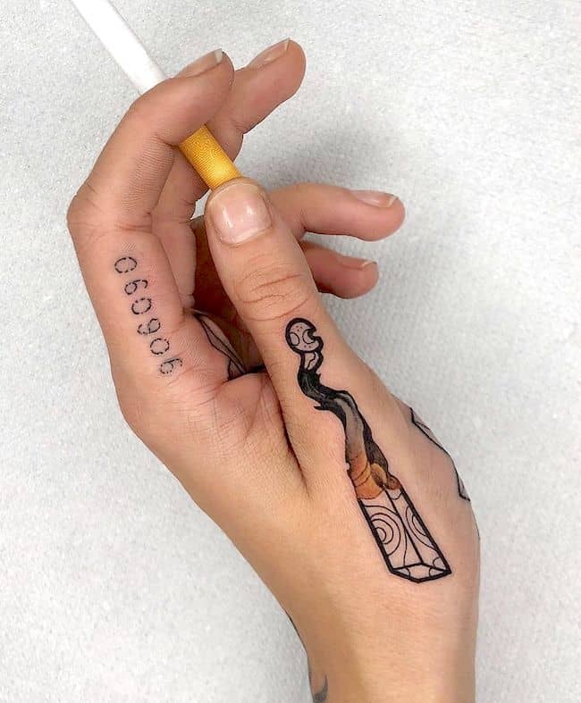 Un tatuaggio a dito con sigaretta di @vincent_bloodline