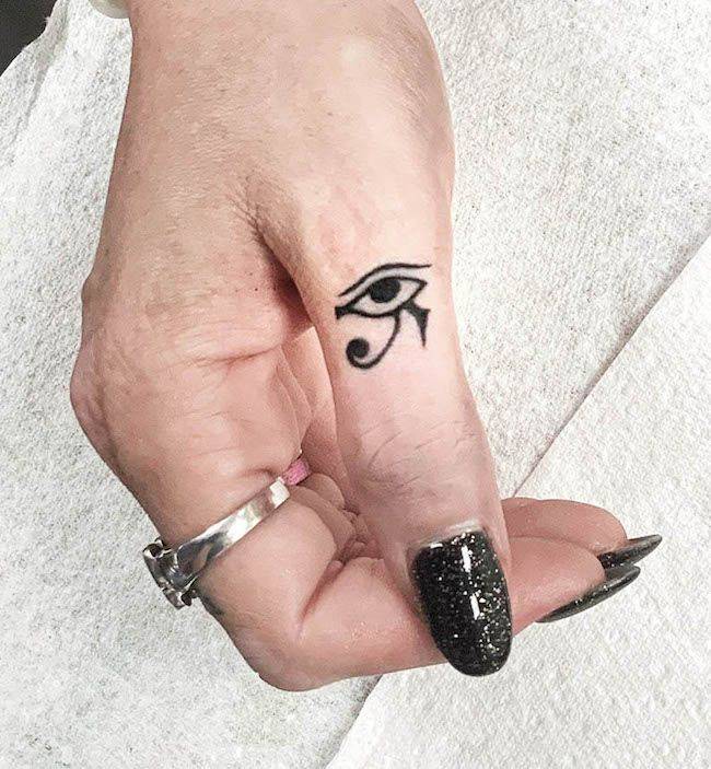 Il tatuaggio del pollice dell'Occhio di Horus di @sara_scribbles- Tatuaggi creativi del pollice
