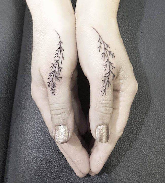 Tatuaggi di piante su entrambi i pollici di @tattoosbyeloise- Tatuaggi creativi sui pollici