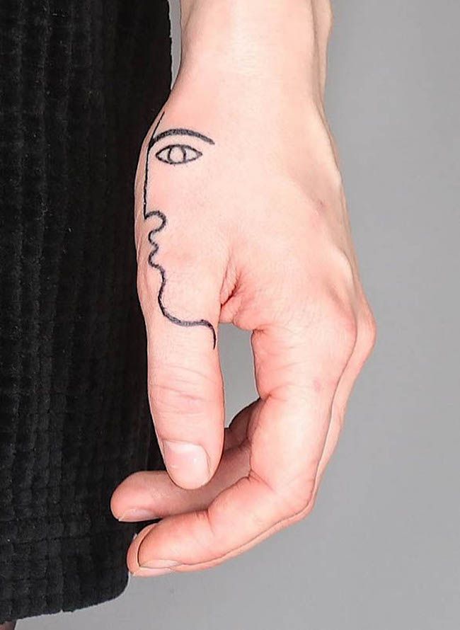 Un tatuaggio artistico sul viso di @madame_unikat- Tatuaggi creativi sul pollice