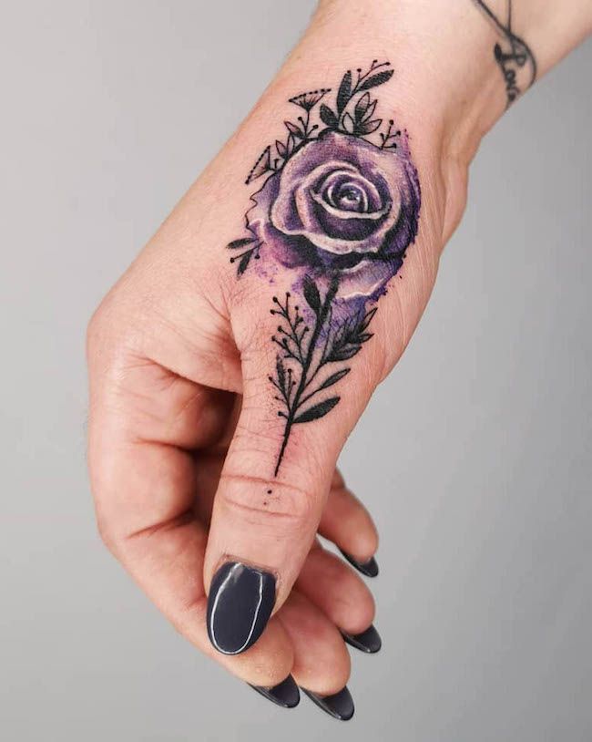 Tatuaggio realistico di una rosa sul pollice di @laceylilactattoos- Tatuaggi creativi sul pollice