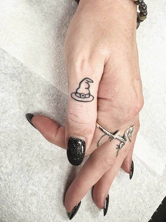 Tatuaggio del pollice con cappello da strega di @sara_scribbles- Tatuaggi creativi del pollice