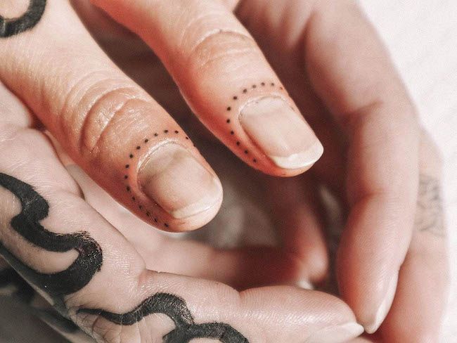Splendido tatuaggio sulle cuticole di @tinypokesx- Splendidi tatuaggi sulle cuticole