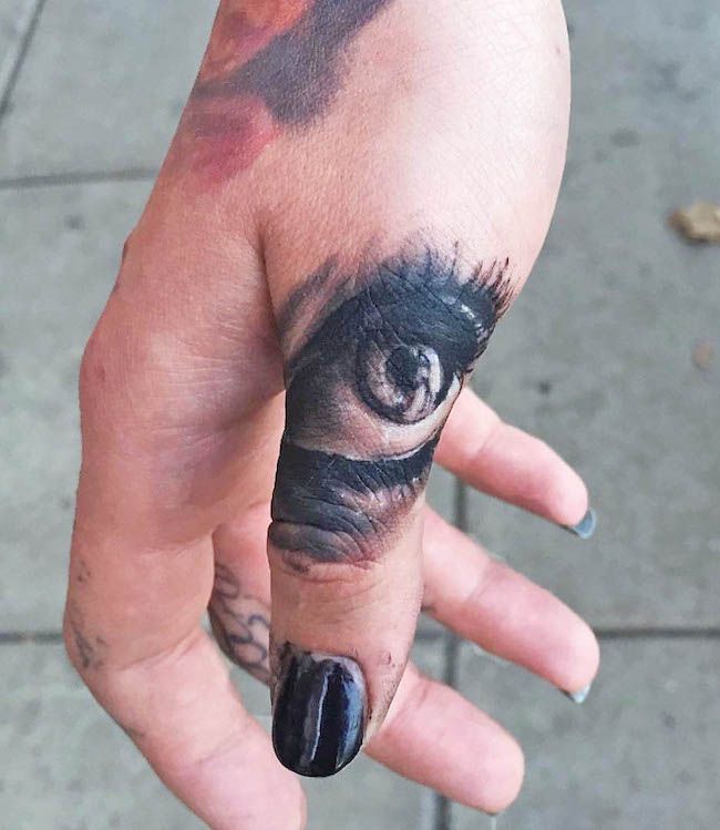 Tatuaggio realistico dell'occhio di @zach_brunner- Tatuaggi creativi del pollice