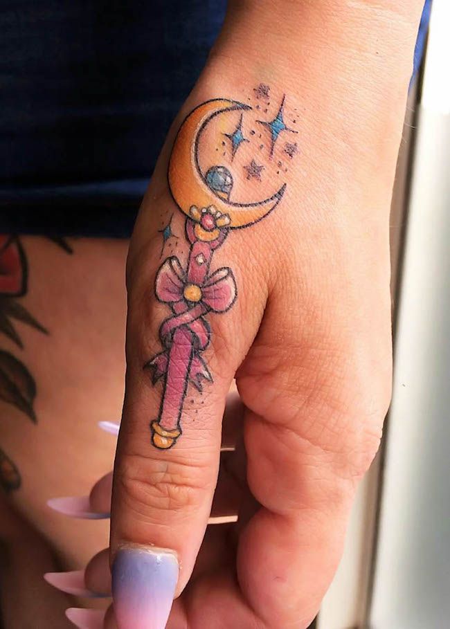 Un magico tatuaggio con la bacchetta di Sailor Moon di @tibbles.tattoo- Tatuaggi creativi per il pollice