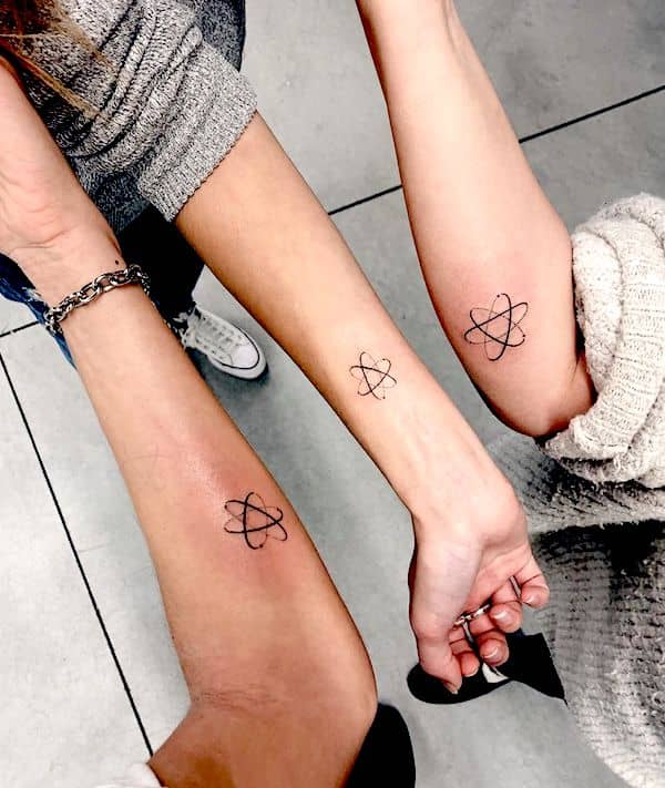 Tatuaggi con simbolo dell'orbita atomica per 3 di @herutuval- Stupendi tatuaggi unisex abbinati per fratelli e sorelle