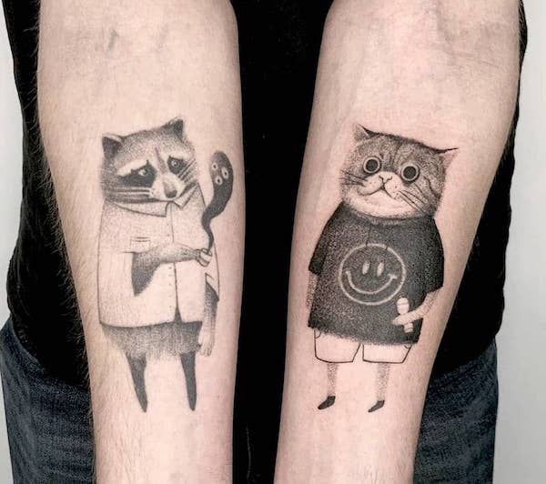 Tatuaggi illustrativi di procione e gatto di @uwujkawaszka- Stupendi tatuaggi unisex abbinati per fratelli e sorelle