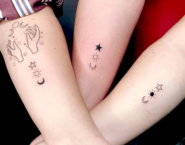 Piccoli tatuaggi per 3 fratelli di @belladonnakirk- Stupefacenti tatuaggi unisex abbinati per fratelli e sorelle