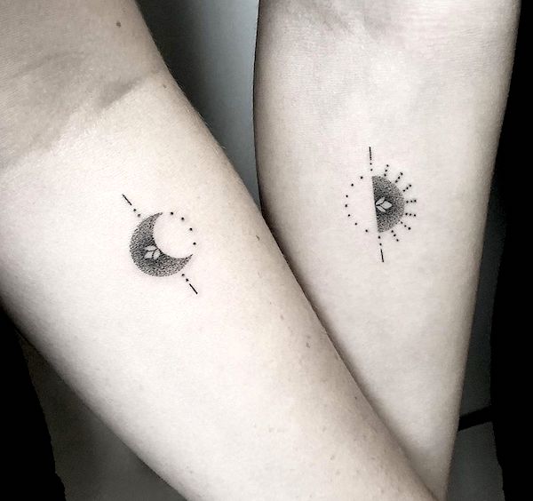 Tatuaggi celesti piccoli e contrastanti di @bacalaoink- Stupefacenti tatuaggi unisex abbinati per fratelli e sorelle