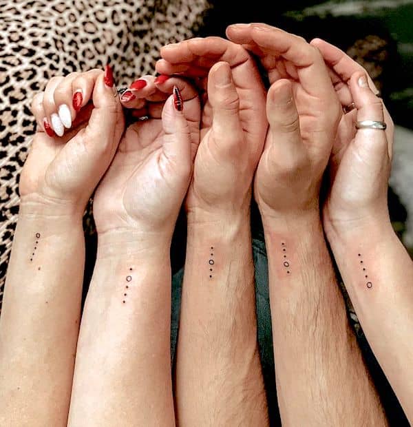 Tatuaggi per 5 fratelli di @emily.oram- Stupendi tatuaggi unisex abbinati per fratelli e sorelle