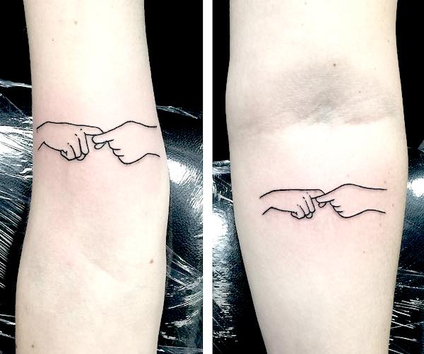 tatuaggi coordinati con le dita incrociate di @mia.elite- Stupendi tatuaggi coordinati unisex per fratelli e sorelle