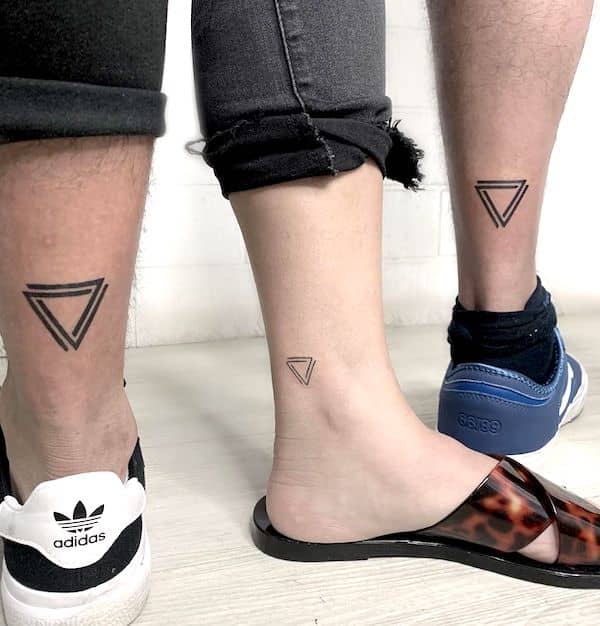 Tatuaggi minimalisti a triangolo per fratelli e sorelle di @art.criss- Stupendi tatuaggi unisex abbinati per fratelli e sorelle