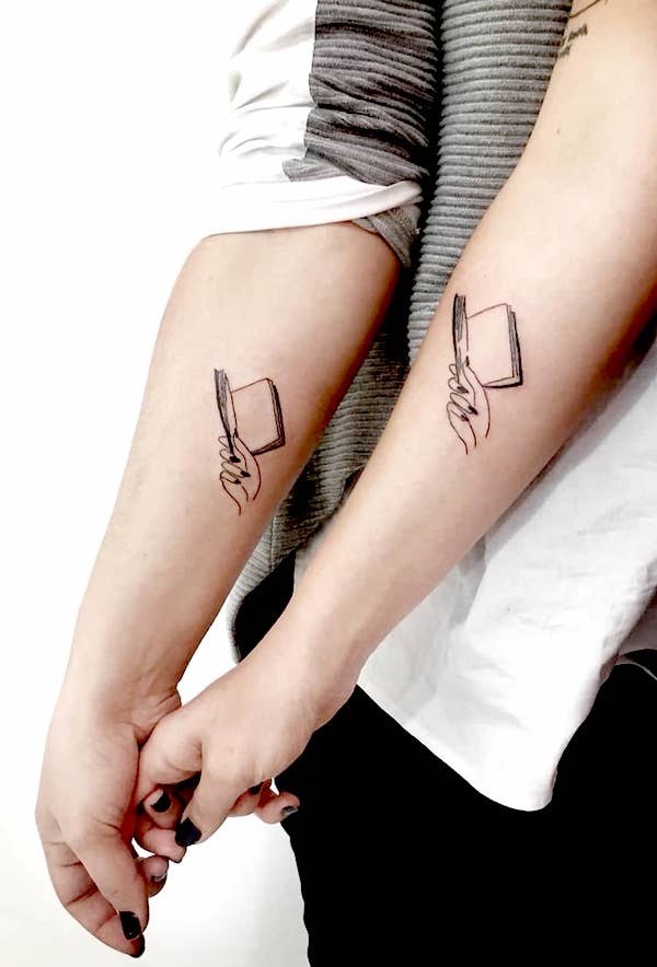 Tatuaggi abbinati sull'avambraccio per i Book smarts di @ravlik_tattooing- Stupendi tatuaggi abbinati unisex per fratelli e sorelle