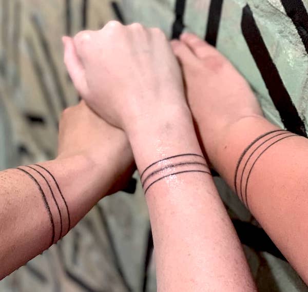 Tatuaggi da polso a linea semplice per fratelli di @blackspottattoocompany- Stupendi tatuaggi unisex abbinati per fratelli e sorelle
