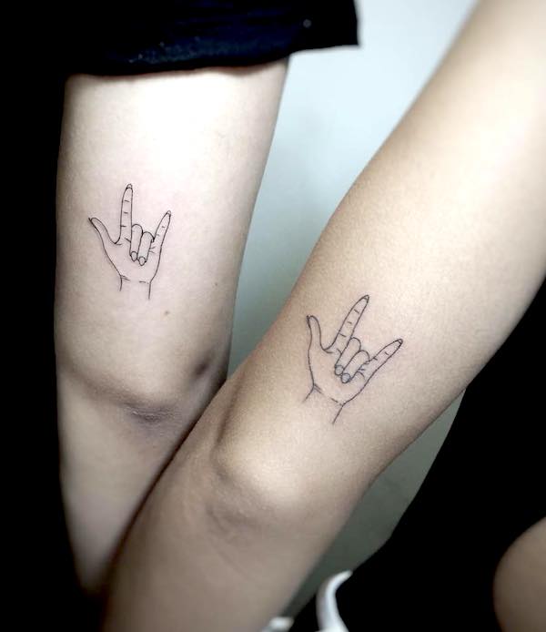 Tatuaggi del segno delle corna con atteggiamento da @cafox- Stupendi tatuaggi unisex abbinati per fratelli e sorelle
