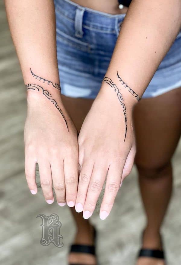 Graziosi tatuaggi tribali da polso di @inkedbykuu- Stupendi tatuaggi unisex abbinati per fratelli e sorelle