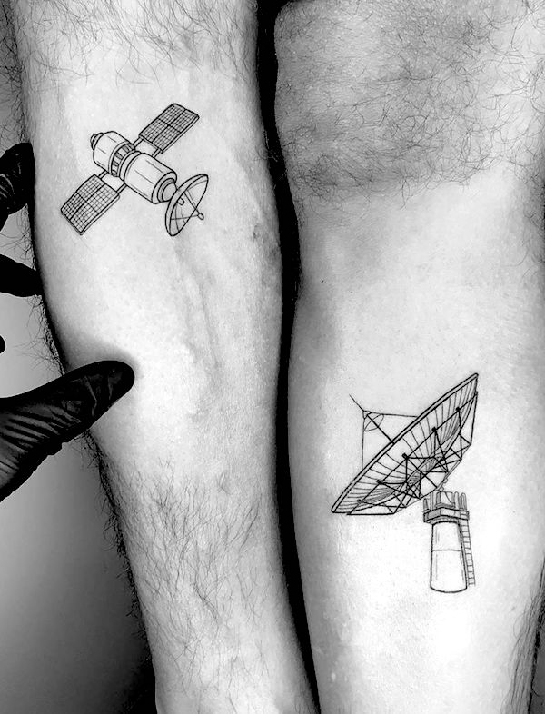 Tatuaggi coordinati di satelliti e antenne di @pierozarattini- Stupendi tatuaggi coordinati unisex per fratelli e sorelle