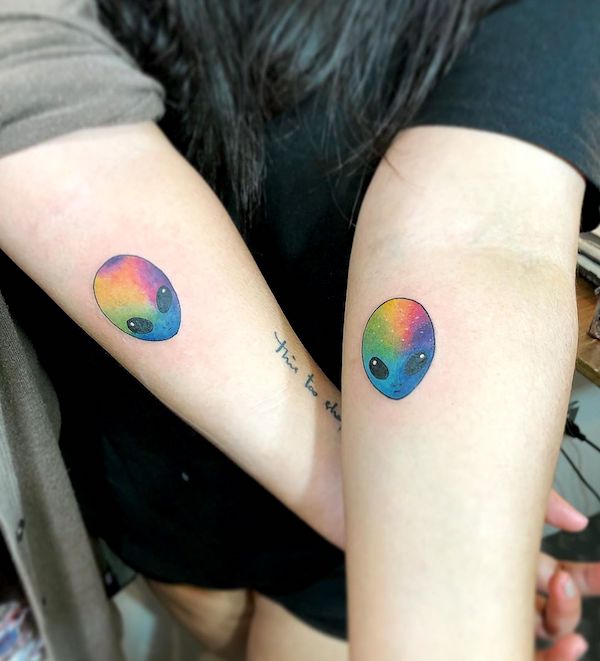 Tatuaggi alieni color arcobaleno per strambi di @whiplashtattoo- Stupendi tatuaggi unisex abbinati per fratelli e sorelle