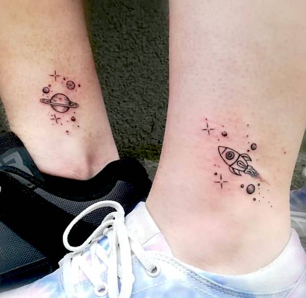 Tatuaggi alla caviglia dell'universo e del razzo di @lea.hritzr- Stupendi tatuaggi unisex abbinati per fratelli e sorelle