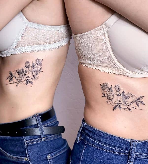 Tatuaggi floreali sulla gabbia toracica di @d_ratajczyk - Tatuaggi significativi per le sorelle