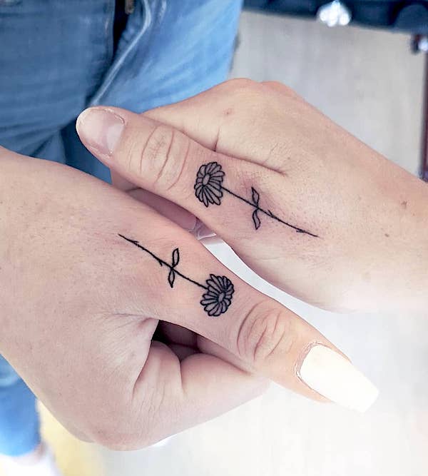Tatuaggi delle sorelle rosa sul dito di @tattoosbyriinrank - Tatuaggi significativi per le sorelle