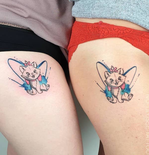 Tatuaggi sulla coscia di Marie degli Aristogatti di @no_tilusse_tattoo - Tatuaggi significativi per le sorelle