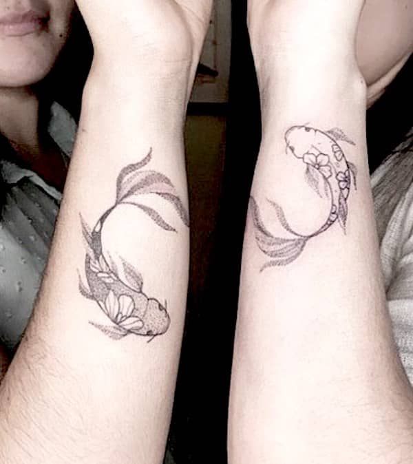 Tatuaggi da polso con pesci koi abbinati di @bluehash - Tatuaggi significativi per le sorelle