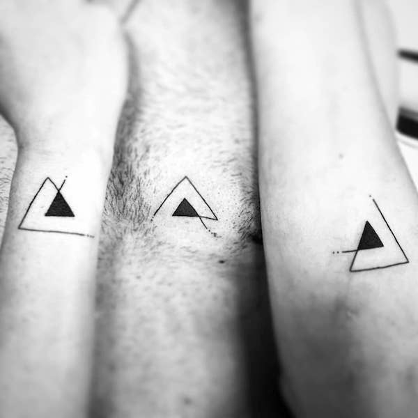 Tatuaggi minimalisti di fratelli con triangolo abbinato di @kurashuji- Tatuaggi audaci e creativi per fratelli