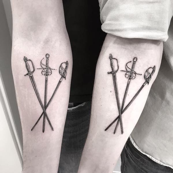 Le spade e il coraggio tatuati da @sabinatattoo- Tatuaggi audaci e creativi per i fratelli