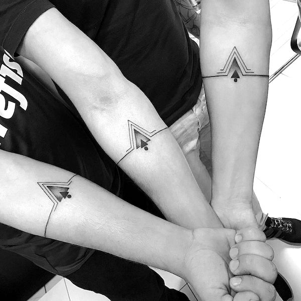 Tatuaggi con frecce abbinate sull'avambraccio di @paulomazotti- Tatuaggi audaci e creativi per i fratelli