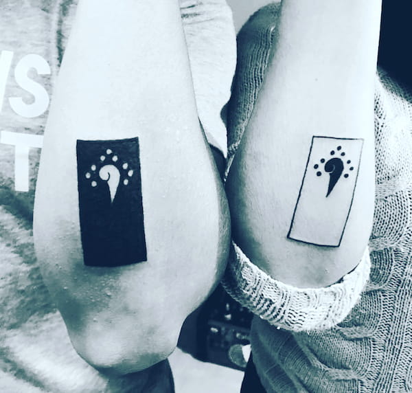 Tatuaggi simbolici sul gomito in bianco e nero di @coach_eder_torres- Tatuaggi audaci e creativi per i fratelli