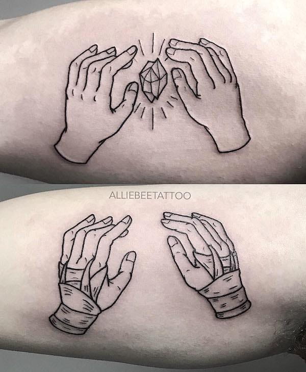 Tatuaggi bicipiti per fratelli di @alliebeetattoo- Tatuaggi audaci e creativi per fratelli