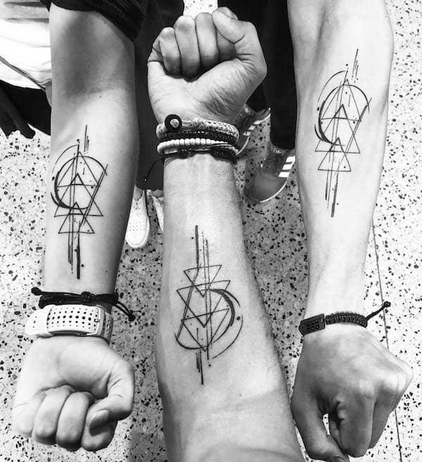 Tatuaggi con simboli geometrici abbinati per ragazzi di @kike_karam- Tatuaggi audaci e creativi per fratelli