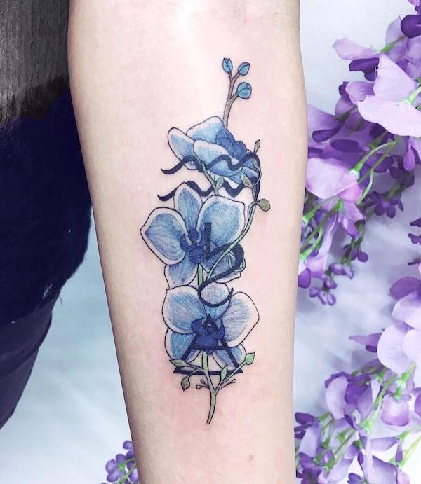 Un elegante tatuaggio con orchidea per le ragazze dell'Acquario di @charlotteglatt_tattoos