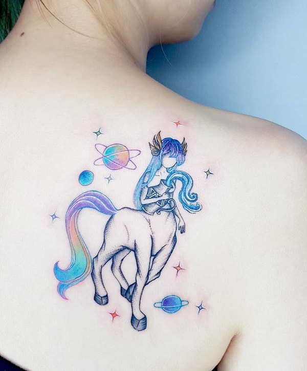Il tatuaggio della scapola del centauro Acquario di @bellezatattoo_irisyang