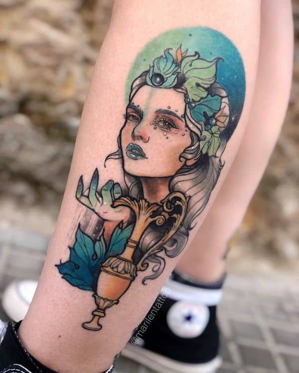 Un ritratto realistico di gamba tatuato da @marilentattoo