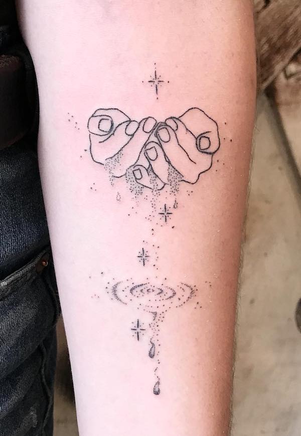 Mani che tengono l'acqua - un elegante tatuaggio con una storia da raccontare di @averykiyo