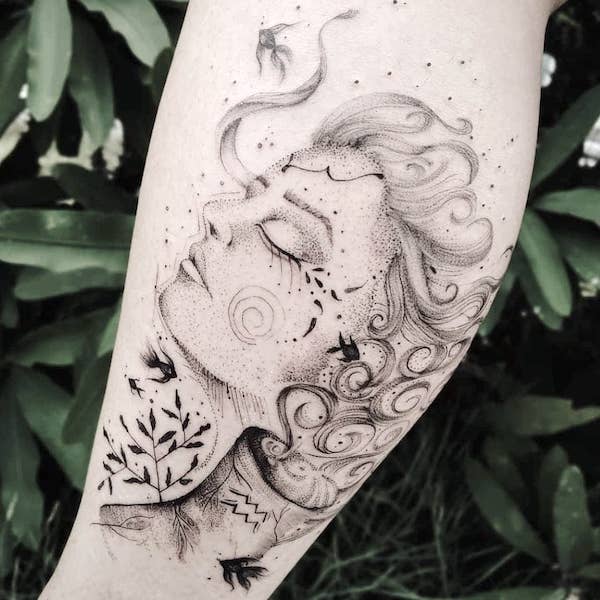 Uno splendido e misterioso tatuaggio dell'Acquario per donne di @flaremixstudio