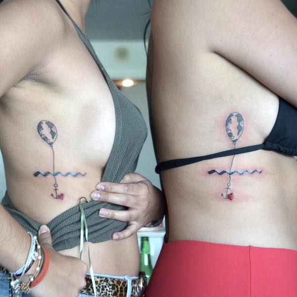 Tatuaggi a costine per migliori amici di @aquariustattoo