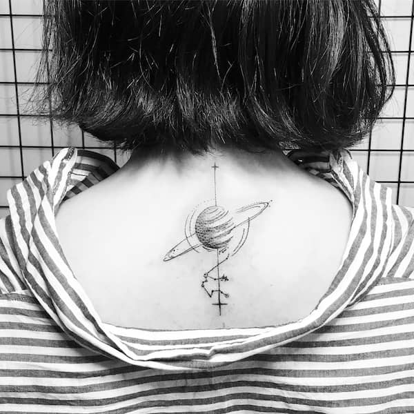 Un tatuaggio sulla nuca con Saturno e la costellazione dell'Acquario di @yidan_shan
