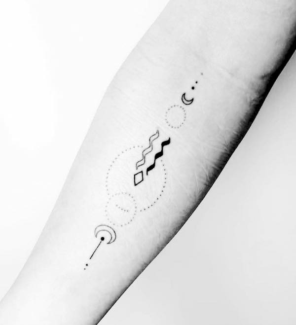 Un tatuaggio sul braccio dell'Acquario in bianco e nero di @handpoke.byarlette