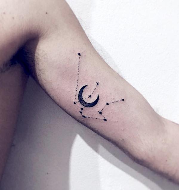 Tatuaggio di una costellazione sul bicipite per gli uomini dell'Acquario di @claudiablont_tattoo