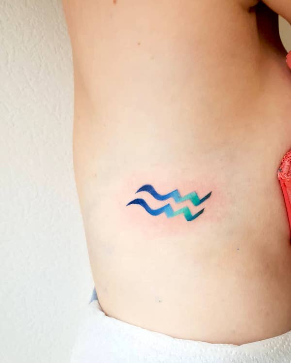 Tatuaggio di una costola del simbolo del Portatore d'Acqua di @cora_linez