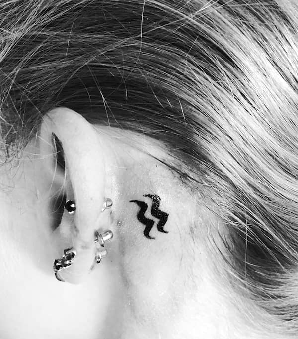 Un delicato tatuaggio dietro l'orecchio facile da nascondere di @claire_duke