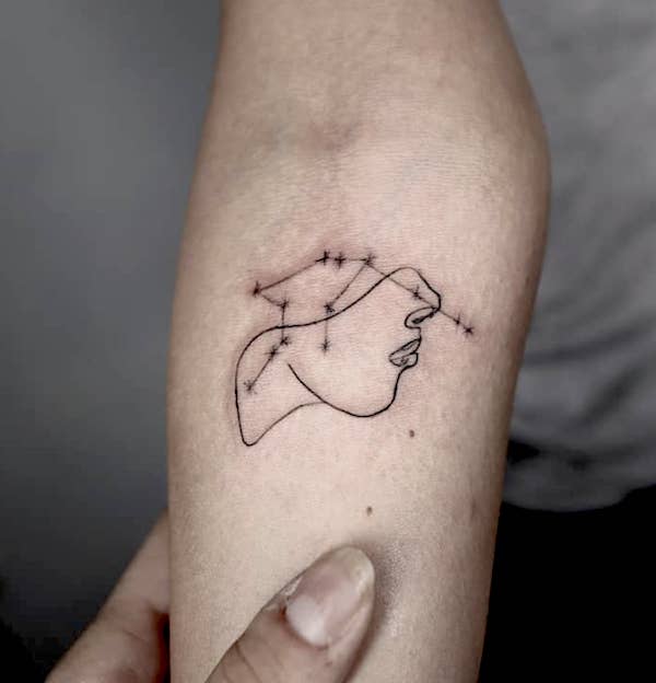 Un tatuaggio astratto con la costellazione dell'Acquario di @inbal_tattoo